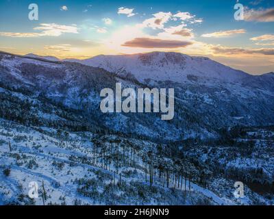 Luftaufnahme des schneebedeckten Berges Taygetus (auch bekannt als Taugetus oder Taygetos) über der Einheit Messenia auf dem Peloponnes, Griechenland. Erstaunliche natürliche Landschaft von Stockfoto
