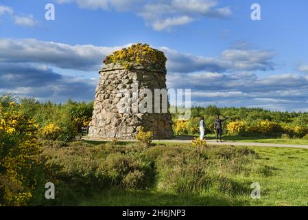 Culloden Battlefield, Cairn, Besucher bei Monument Cairn, dunkles Abendlicht, Bright Gorse, Inverness, Highland, Schottland, Großbritannien Stockfoto