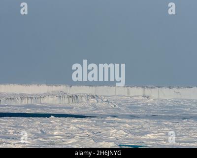 Schnelles Eis mit offenen Ableitungen vor der Ostküste Grönlands, Polarregionen Stockfoto