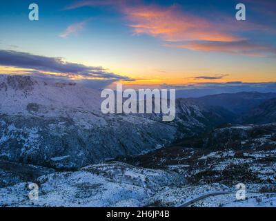 Luftaufnahme des schneebedeckten Berges Taygetus (auch bekannt als Taugetus oder Taygetos) über der Einheit Messenia auf dem Peloponnes, Griechenland. Erstaunliche natürliche Landschaft von Stockfoto