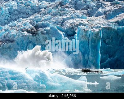 Das Gesicht des Gletschers, der auf dem South Sawyer Glacier, Tracy Arm, Southeast Alaska, United States of America, North America abkalbt Stockfoto