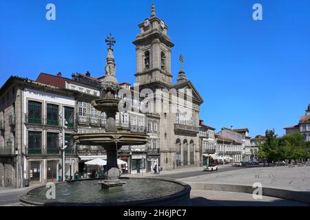 Largo Toural Square Brunnen, Guimaraes, Minho, Portugal, Europa Stockfoto