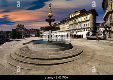 Largo Toural Square Brunnen, Guimaraes, Minho, Portugal, Europa Stockfoto