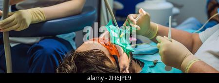 BANNER, LANGFORMAT Mann mit Zähnen bei Zahnärzten untersucht. Zahnärztliche Behandlung in der Zahnmedizin. Termin beim Zahnarzt. Lifestyle, echtes Leben Stockfoto