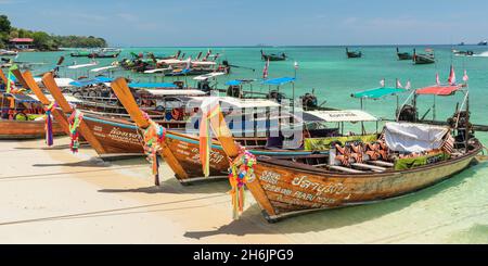 Longtail-Boote auf Ao Ton Sai Beach, Ko Phi Phi Don, Krabi, Thailand, Südostasien, Asien Stockfoto