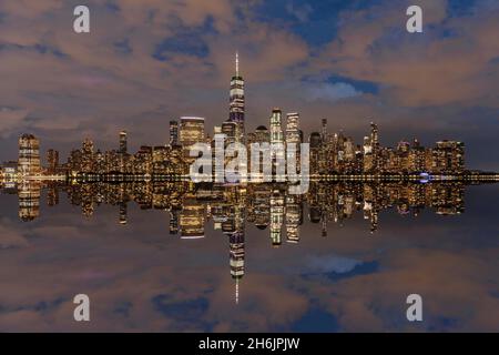 Blick von Jersey City in Lower Manhattan mit dem One World Trade Center, New York City, New York State, Vereinigte Staaten von Amerika, Nordamerika Stockfoto