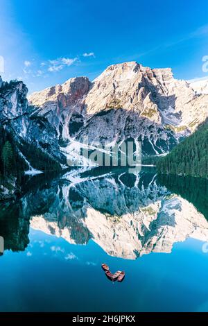 Pragser Wildsee mit der Croda del Becco, die sich in der Morgendämmerung im Wasser spiegelt, Luftaufnahme, Dolomiten, Südtirol, Italien, Europa Stockfoto