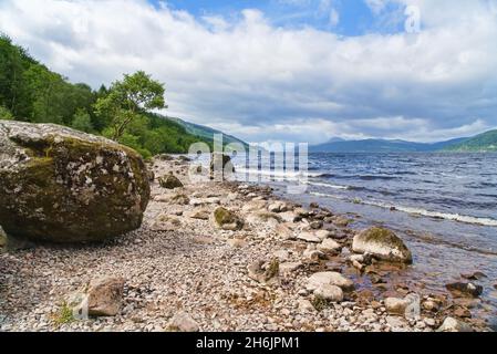 Loch Ness, Blick nach Süden hinunter loch, von der Nähe Dores, ruhige, geheime Südseite des loch, Tourist, zu Fuß, schön, Licht, Ändern Sie den Hausweg, gehen Sie, U Stockfoto