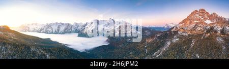 Sonnenaufgang über dem Misurina-See mit Wolken, Monte Cristallo, Sorapis- und Marmarole-Gruppe, Dolomiten, Venetien, Italien, Europa Stockfoto