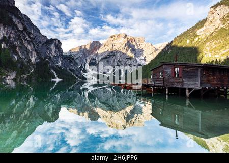 Pragser Wildsee bei Sonnenaufgang mit dem Berg Croda del Becco im Wasser, Dolomiten, Südtirol, Italien, Europa Stockfoto
