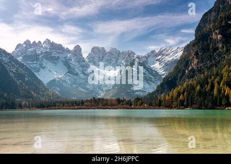 Gipfel von Cristallo Gruppenansicht vom unberührten Landrosee, Dolomiten, Toblach, Provinz Bozen, Südtirol, Italien, Europa Stockfoto