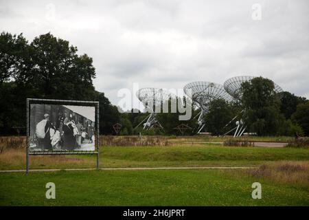 Drei Teleskope des Westerbork Synthesis Radio Telescope (WSRT) in der Nähe des Durchgangslagers Westerbork, Drenthe, Niederlande Stockfoto