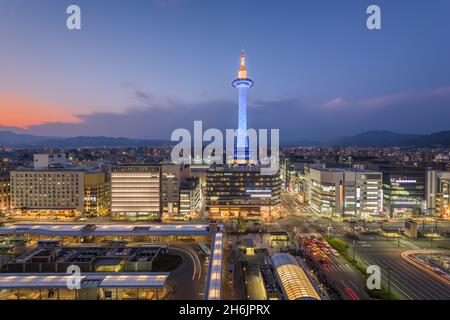 Kyoto, Japan Stadtbild am Kyoto Tower in der Abenddämmerung. Stockfoto