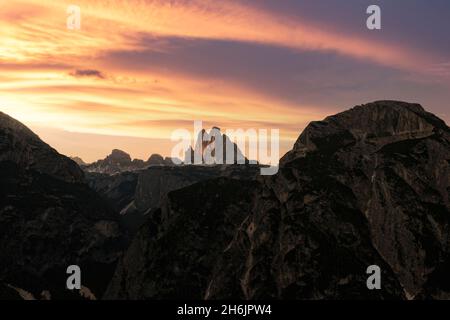 Tre Cime di Lavaredo unter dem brennenden Himmel bei Sonnenuntergang, Sexten Dolomiten, Provinz Bozen, Südtirol, Italien, Europa Stockfoto