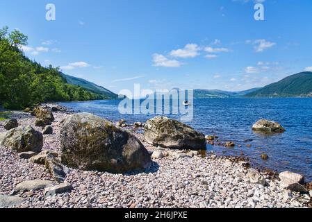 Loch Ness, Blick entlang felsiger Küste, hinunter loch, in der Nähe von Dores, schöner sonniger Tag, geheime Südseite des loch, Tourist, Wanderer, Besucher, Trail, Gehen, Stockfoto