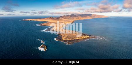 Luftpanorama des Leuchtturms Punta Jandia (Faro de la Lola) und des Atlantischen Ozeans bei Sonnenuntergang, Fuerteventura, Kanarische Inseln, Spanien, Atlantik, Europa Stockfoto