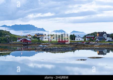 Dämmerung über den roten Fischerhütten am Arktischen Meer, Sommaroy, Tromso, Troms County, Nordnorwegen, Skandinavien, Europa Stockfoto