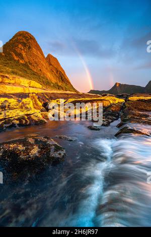 Regenbogen über Bergen und arktischem Meer vom Aussichtspunkt Tungeneset, Senja, Troms County, Norwegen, Skandinavien, Europa Stockfoto