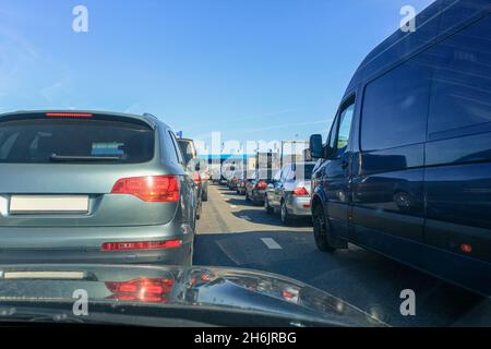 Stau auf der Schnellstraße. Stau auf der Mautstraße. Die Warteschlange der Autos vor der Mautstelle Stockfoto