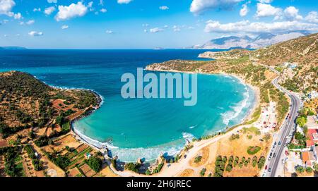 Luftaufnahme des Strandes von Almyros, der vom türkisfarbenen Meer im Golf von Mirabella, Agios Nikolaos, Kreta, griechische Inseln, Griechenland, Europa Stockfoto