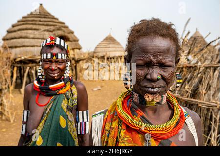 Narbengesicht als Zeichen der Schönheit auf Frau aus dem Stamm der Jiye, Eastern Equatoria State, Südsudan, Afrika Stockfoto