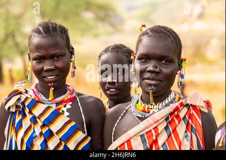 Traditionell gekleidete junge Mädchen aus dem Stamm der Laarim, Boya Hills, Eastern Equatoria, Südsudan, Afrika Stockfoto