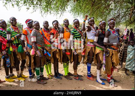 Traditionell gekleidete junge Mädchen üben lokale Tänze, Laarim Stamm, Boya Hills, Eastern Equatoria, Südsudan, Afrika Stockfoto