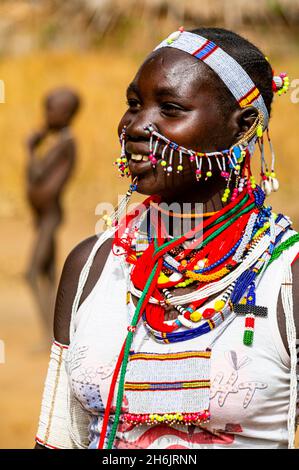 Traditionell gekleidetes junges Mädchen aus dem Stamm der Laarim, Boya Hills, Eastern Equatoria, Südsudan, Afrika Stockfoto