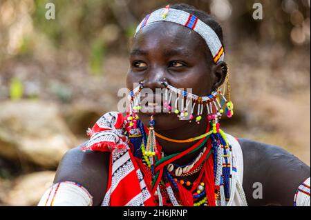 Traditionell gekleidetes junges Mädchen aus dem Stamm der Laarim, Boya Hills, Eastern Equatoria, Südsudan, Afrika Stockfoto