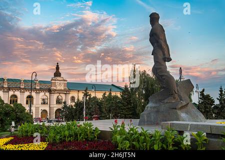 Majestätische Gebäude und Statue, Kasan, Republik Tatarstan, Russland, Europa Stockfoto