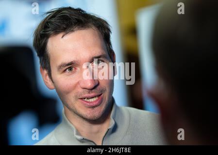 München, Deutschland. November 2021. Felix Neureuther, ehemaliger Skirennfahrer, nimmt an der Pressekonferenz zum 'Beweg dich schlecht!' Teil Trainingskampagne. Ziel der Kampagne ist es, Sportvereine mit Schulen in Kontakt zu bringen und Übungslehrer auszubilden. Quelle: Sven Hoppe/dpa/Alamy Live News Stockfoto