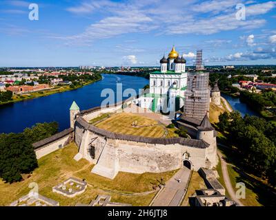 Luftaufnahme des Kremls und der Trinity-Kathedrale in Pskov, UNESCO-Weltkulturerbe, Pskov, Russland, Europa Stockfoto