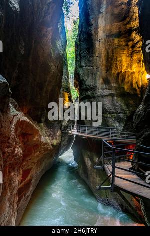 Aare fließt durch die Aareschlucht, Meiringen, Berner Oberland, Schweiz, Europa Stockfoto