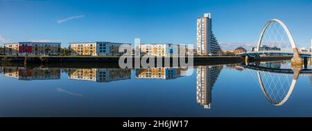 Panorama-Spiegelung von Clyde Arc (Squinty Bridge) und Wohnungen, River Clyde, Glasgow, Schottland, Vereinigtes Königreich, Europa Stockfoto