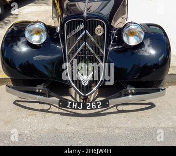 BUENOS AIRES, ARGENTINIEN - 07. Nov 2021: Vintage Executive black der schwarze, auf dem Bürgersteig geparkte, auf dem Bürgersteig geparkte. Vorderansicht. Grill. Expo Warnes 2 Stockfoto