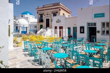 Sitzplätze auf dem Dorfplatz in der Plaka von Serifos, Kykladen, griechischen Inseln, Griechenland, Europa Stockfoto