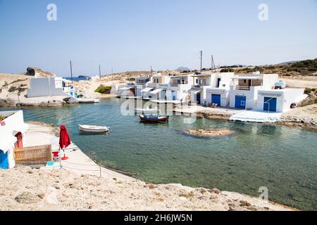 Traditionelle Fischerhäuser am Meer in Milos, Kykladen, Ägäis, griechischen Inseln, Griechenland, Europa Stockfoto