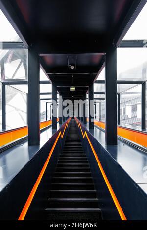 Deutschland, NRW, Essen, Zeche Zollverein; Treppe zum Besucherzentrum und zum Ruhr Museum. Stockfoto