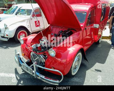 BUENOS AIRES, ARGENTINIEN - 07. Nov 2021: Aufnahme eines alten roten Transporters von Renault 1960-1979. Haube öffnen. Motor. Expo Warnes 2021 classic ca. Stockfoto