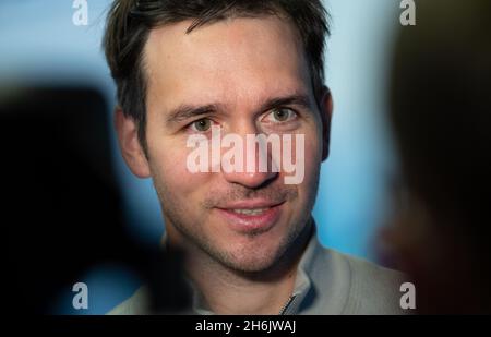 München, Deutschland. November 2021. Felix Neureuther, ehemaliger Skirennfahrer, nimmt an der Pressekonferenz zum 'Beweg dich schlecht!' Teil Trainingskampagne. Ziel der Kampagne ist es, Sportvereine mit Schulen in Kontakt zu bringen und Übungslehrer auszubilden. Quelle: Sven Hoppe/dpa/Alamy Live News Stockfoto