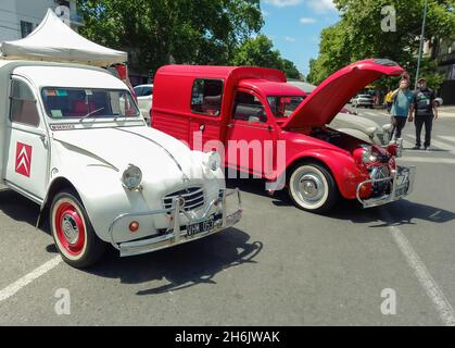 BUENOS AIRES, ARGENTINIEN - 07. Nov 2021: Zwei alte Stadtbusse 1960-1979 des Stadtautos 2CV oder 3CV auf der Straße. Expo Warnes 2021 Oldtimer-Show. Co Stockfoto