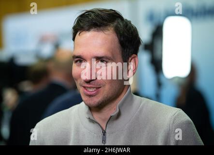 München, Deutschland. November 2021. Felix Neureuther, ehemaliger Skirennfahrer, nimmt an der Pressekonferenz zum 'Beweg dich schlecht!' Teil Trainingskampagne. Ziel der Kampagne ist es, Sportvereine mit Schulen in Kontakt zu bringen und Übungslehrer auszubilden. Quelle: Sven Hoppe/dpa/Alamy Live News Stockfoto