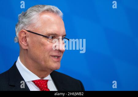 München, Deutschland. November 2021. Joachim Herrmann (CSU), Bayerischer Innenminister, nimmt an der Pressekonferenz zum 'Beweg dich schlecht!' Teil Trainingskampagne. Ziel der Kampagne ist es, Sportvereine mit Schulen in Kontakt zu bringen und Übungslehrer auszubilden. Quelle: Sven Hoppe/dpa/Alamy Live News Stockfoto