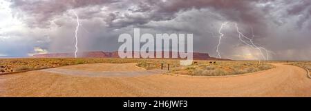 Vom Dominguez Escalante Historical Trailhead, Arizona, USA, aus gesehen, rollt ein Gewitter in das Vermilion Cliffs National Monument Stockfoto