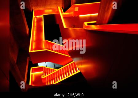 Deutschland, NRW, Essen, Zeche Zollverein; beleuchtete Treppe zum Ruhrmuseum. Stockfoto