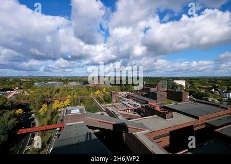 Deutschland, Nordrhein-Westfalen, Essen, Zeche Zollverein; Blick von der Dachterrasse des Besucherzentrums auf das Gelände der Zeche Zollverein. Stockfoto
