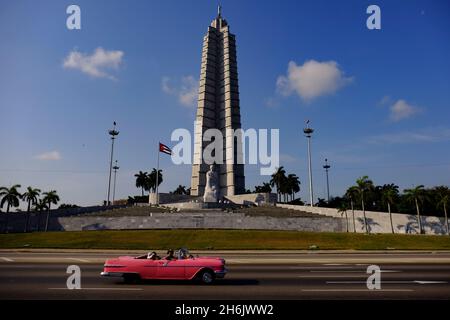 Antike Autofahrten am Jose Marti Denkmal auf der Plaza de la Revolucion (Revolutionsplatz, Havanna, Kuba, Westindien, Mittelamerika Stockfoto