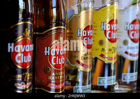 Havana Club Flaschen Reihen sich an einer Bar an, Cienfuegos, Kuba, Westindien, Mittelamerika Stockfoto