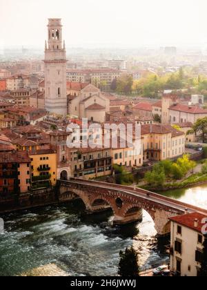 Blick auf Ponte Pietra von Castel San Pietro, Verona, Venetien, Italien, Europa Stockfoto