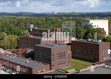 Blick von der Dachterrasse des Besucherzentrums auf das Gelände des Industriekomplexes Zeche Zollverein mit dem Red dot Design Museum. Stockfoto